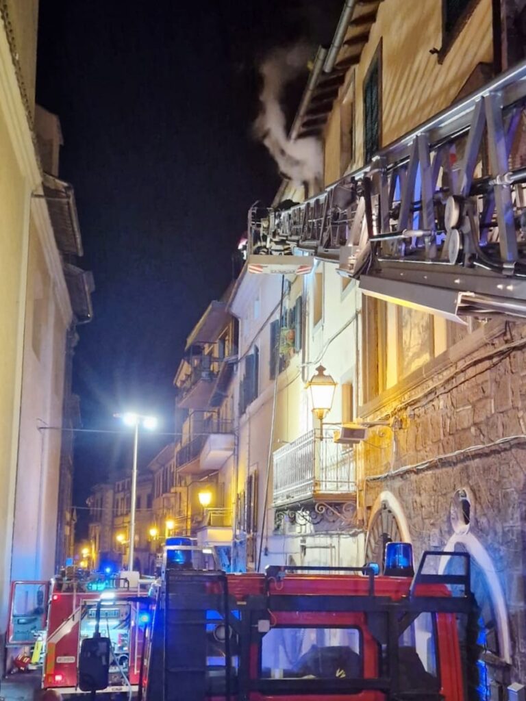 Incendio in un appartamento, al secondo piano, di via Cassia