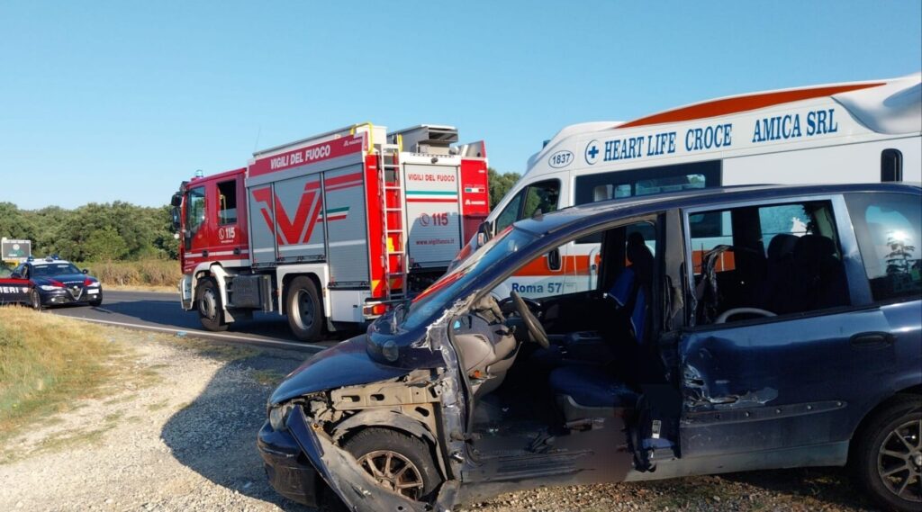 Violento impatto sulla Falerina. Un ferito, liberato dalle lamiere dai Vigili del Fuoco
