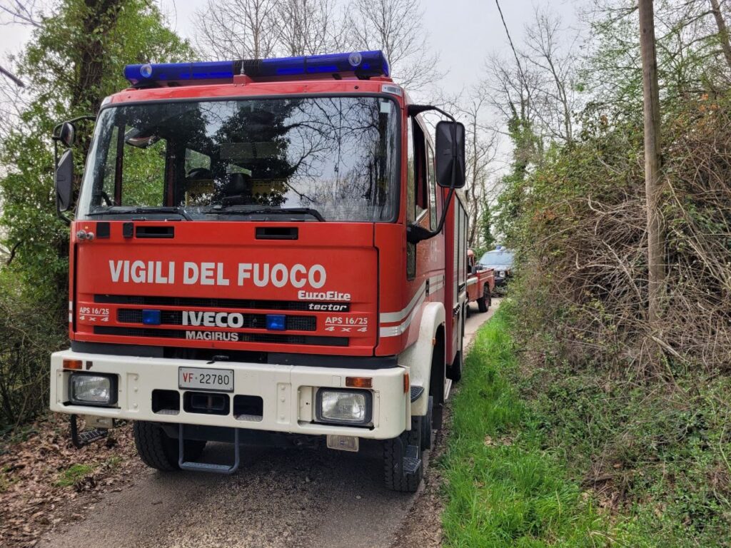 Auto fuori strada a Valentano, 23enne estratto dalle lamiere e portato in ospedale