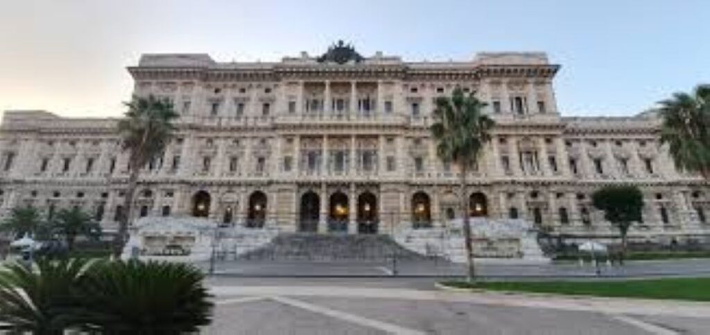 Avvocato arrestato, trovato in carcere con tre cellulari prima del colloquio con il detenuto. Per la Cassazione: “Legittimo l’arresto. I moderni smartphone funzionano anche senza scheda”