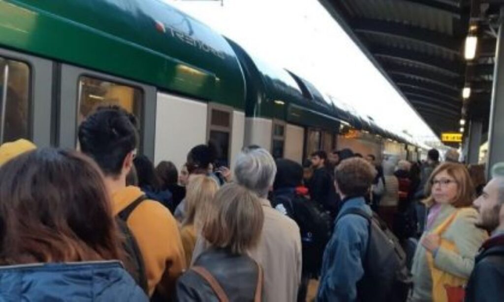 Una bravata sul treno, 17enne prende fuoco con il gel infiammabile. Ritardi nella circolazione