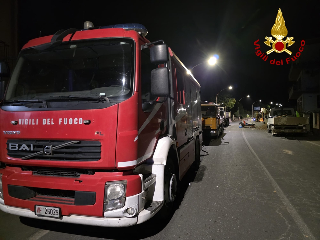 Incendio in un appartamento sulla Cassia Sud: evacuato un palazzo, nessun ferito