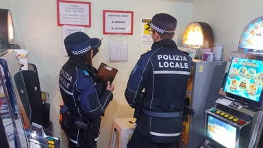 Locale senza manutenzione antincendio, con via di fuga ostruita e quattro lavoratori in nero