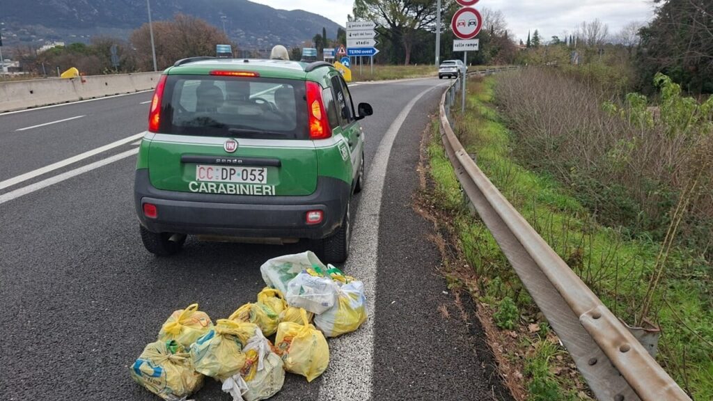 Lancia la spazzatura dall’auto sulla superstrada, “abbandonatore seriale” denunciato e maxi multa da 4.500 euro