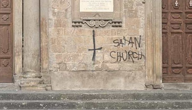 Atti vandalici si stampo satanico alla chiesa di San Faustino, la sindaca condanna