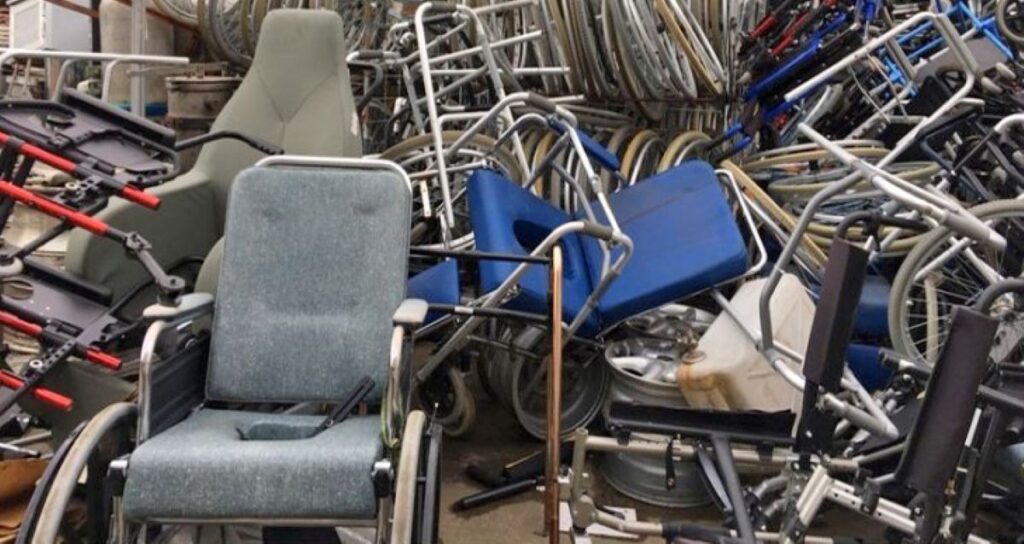 Regione, il bando del ‘riciclo’ che umilia i disabili: 12 milioni per fornire ai malati i presidi dei defunti