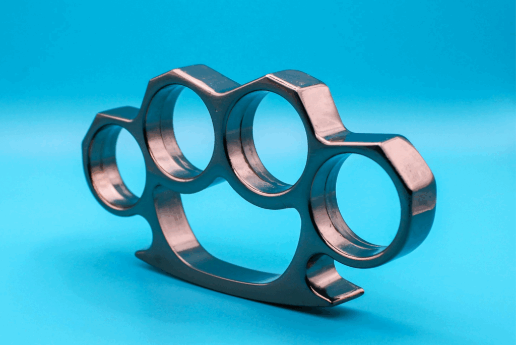 Aggredita una ragazza in centro a Viterbo: 55enne armato di tirapugni si barrica in uno studio medico