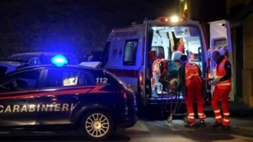 Simula un malore per consentire al complice di rubare lo scooter al soccorritore