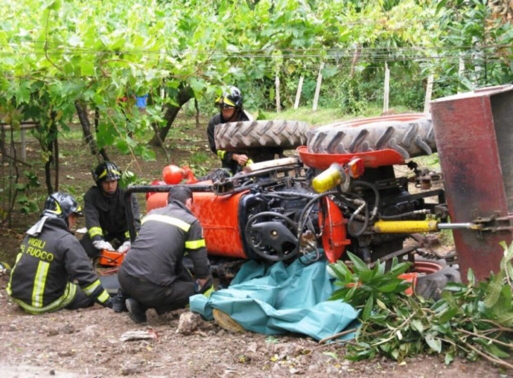 Uomo muore schiacciato dopo il ribaltamento del trattore Vallerano